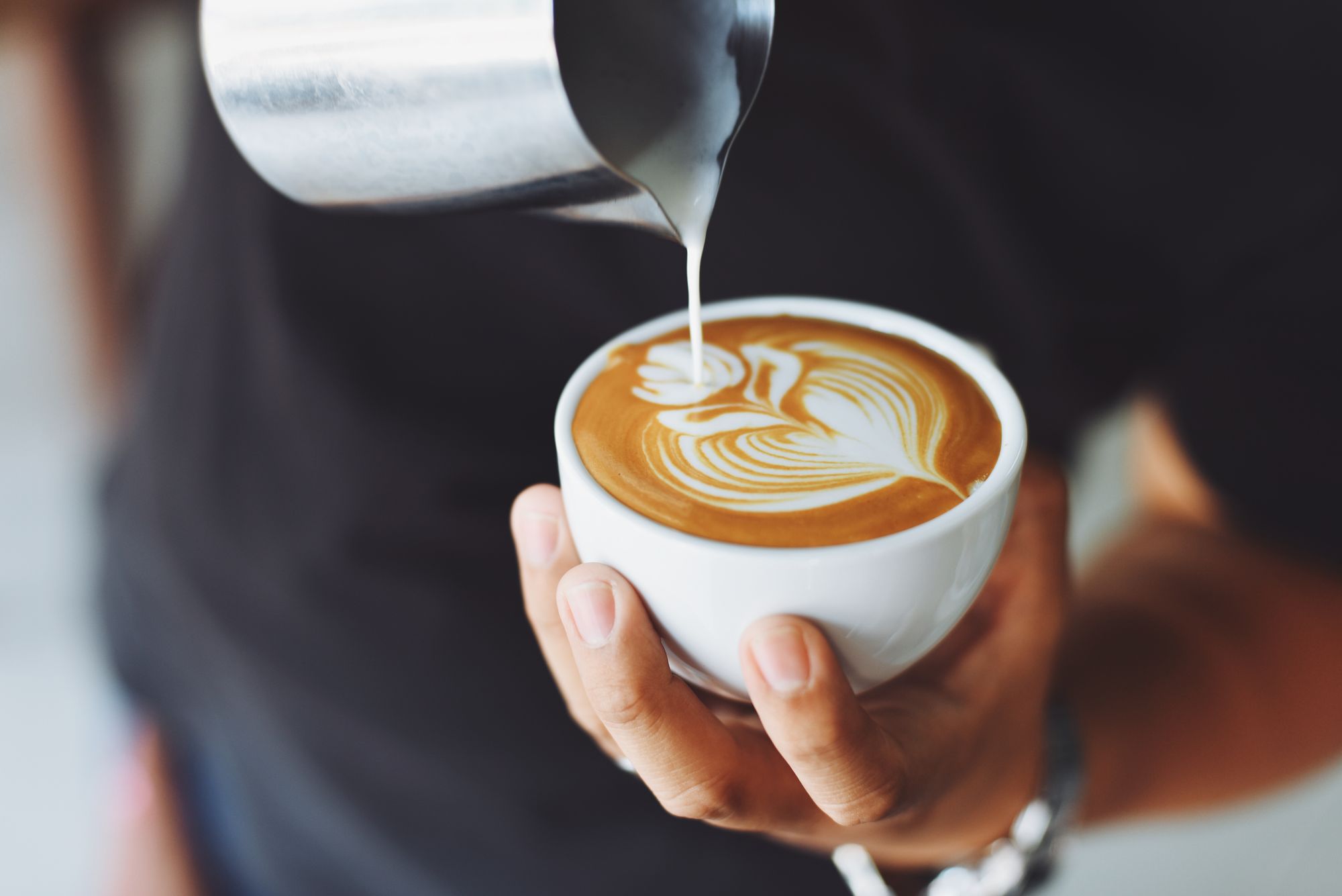 Kaffeetasse und Notizblock auf einem Tisch in einem Wiener Kaffeehaus