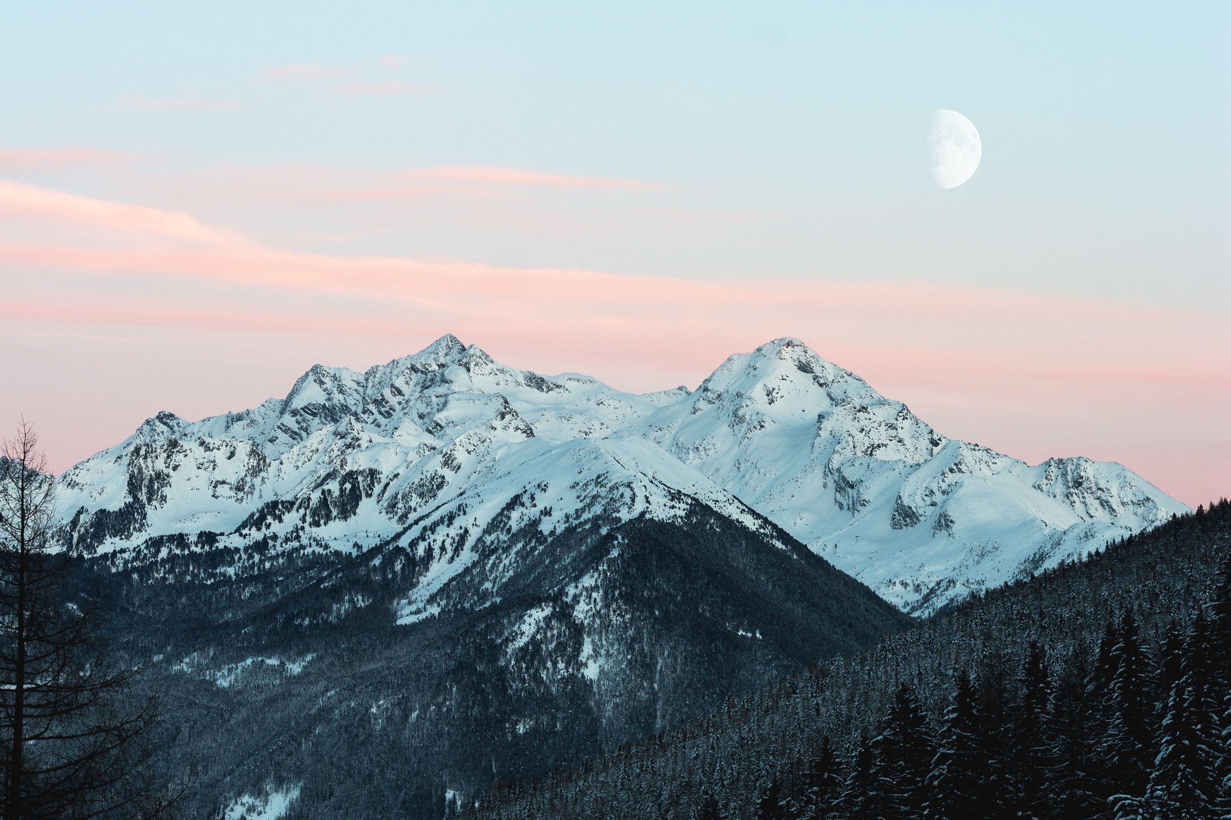 Gipfelgrat in den österreichischen Alpen mit Wolken im Tal