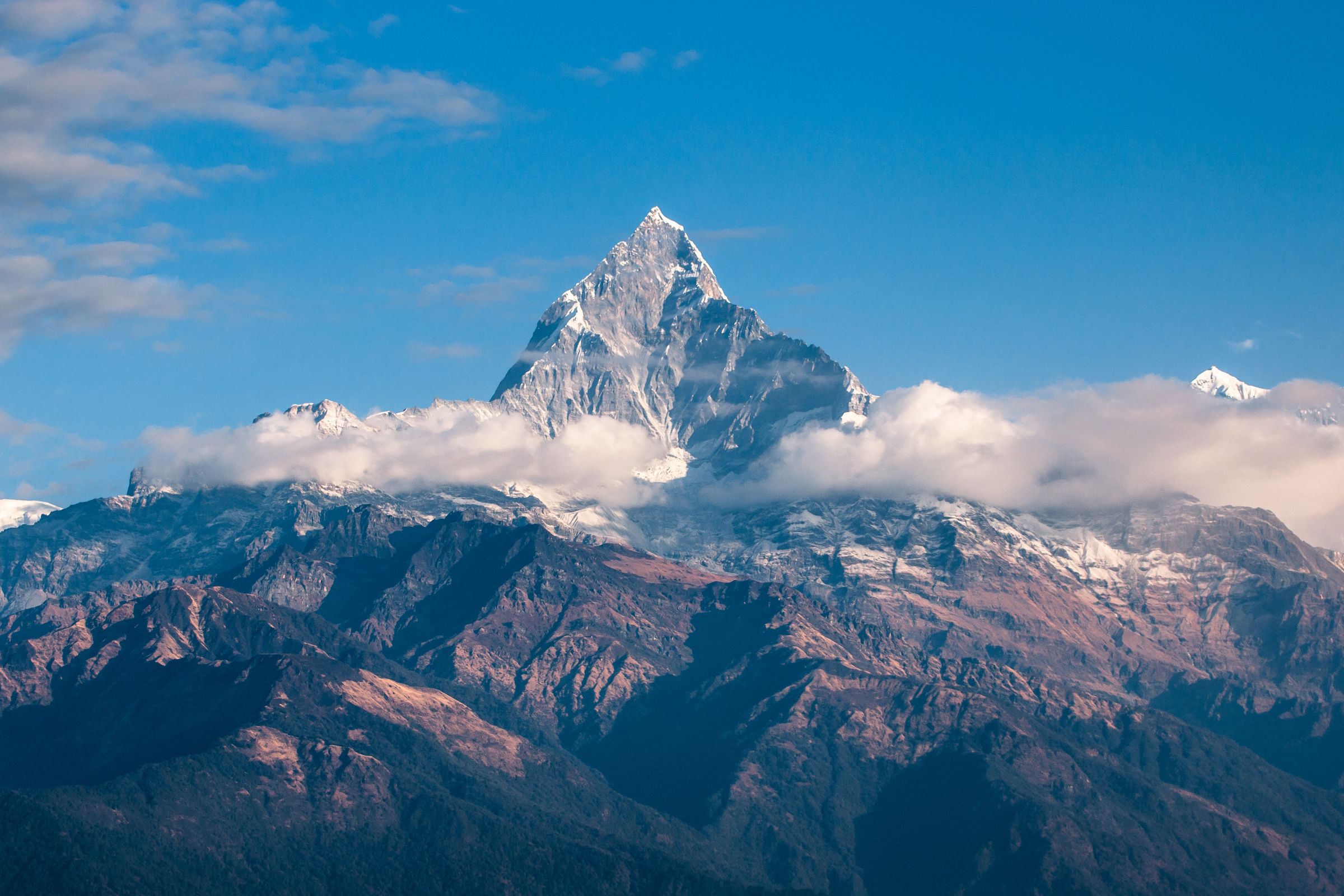 Aufziehende Wolken über einem Alpenkamm